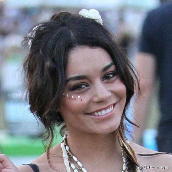 Durante uma edição do festival Coachella a atriz Vanessa Hudgens usou cristais ao lado dos olhos para completar o visual em uma opção que é perfeita para os dias de Carnaval
